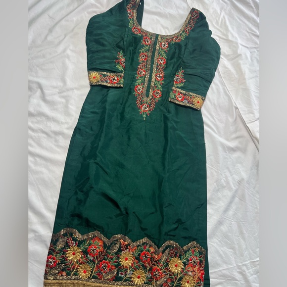 Beautiful Indian pant suit in dark green color - Picture 3 of 7